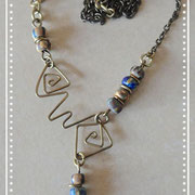 Messing-kette, Collier mit handgemachtem Mittelteil und blauen Perlen. Asymmetrisch 
