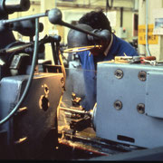 Opérateur sur rectifieuse cylindrique CC