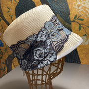 Calais : chapeau cloche en parasita, garniture dentelle de calais