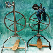 Links: Neubau von Stahl&Wolle, Rechts: Breco Reisespinnrad