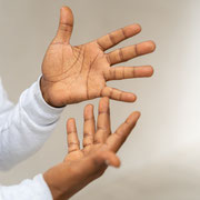 Zwei Hände zeigen "Sprache" in Deutscher Gebärdensprache.