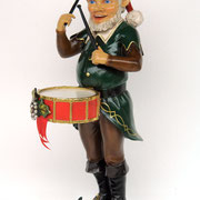 elfo tocando el tambor