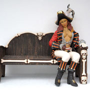 mujer pirata sentada en banco