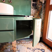 Mobile in legno laccato verde tabacco. Ante curve.