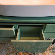 Mobile in legno laccato verde tabacco. Ante curve.