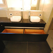 Mobile bagno nero opaco con Finiture inox.