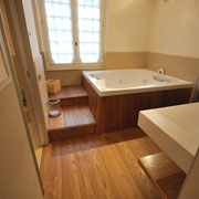Arredamento bagno in Olmo.