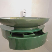 Mobile lavello sospeso in legno laccato verde. Cassetto centrale