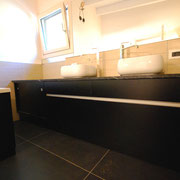 Mobile bagno nero opaco con Finiture inox.