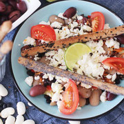 Bohnensalat mit Fetakäse und Brotstangen.