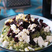 Grüne Quinoa mit Rote Beete und Fetakäse.