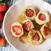 Böhmische Erdbeerknödel aus Quarkteig.