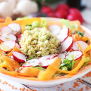 Leckerer Salat mit Linsen-Avocado Tatar.