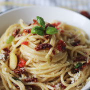 Spaghetti mediterran mit Frischkäse und getrockneten Tomaten.