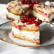 Köstlicher Johannisbeerenkuchen mit Baiser und Sahne