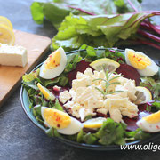 Rote Beete Salat mit Fetakäse und Eiern.