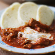 Szegediner Gulasch und böhmischer Knödel.