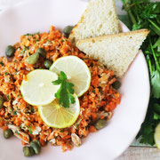 Karottensalat mit Thunfisch und kapern.