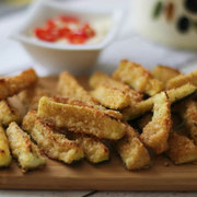 Knusprige Zucchini mit Fetakäse als Finger Food.