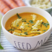 Karotten Fenchel Suppe mit Grießnockerln.