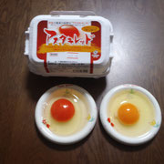 左：アスタキレッド。右：小倉さんの卵。