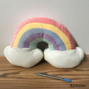 COJIN PELUCHE FIGURA ARCOIRIS / 1 unidad / Arriendo: $ 3.000  / Garantía: $ 15.000 