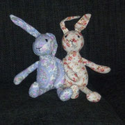 Peluche Conejos tela flores, chicos  / REF: - N /  15 cms./ 1 unidad / Arriendo: $ 2.000 c/u / Garantía: $ 20.000 c/u