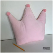 COJIN PELUCHE FIGURA CORONA ROSA / 1 unidad / Arriendo: $ 4.000  / Garantía: $ 15.000 