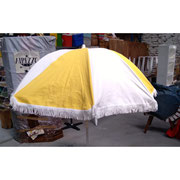 Quitasol Lona amarillo blanco FLECOS/ Diámetro: 1.50 Mt./ 1 unidad / Arriendo: $ 6.000 / Garantía: $ 20.000