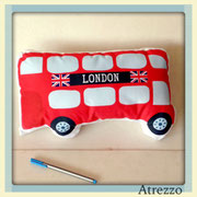 COJIN FIGURA BUS ROJO / 1 unidad / Arriendo: $ 4.000  / Garantía: $ 15.000 