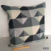 COJIN GEOMETRICO CELESTE / MEDIDAS: 50 X 50 CMS. /STOCK: 2 UNIDADES /  ARRIENDO: $5.000 C/U / GARANTIA: $20.000 C/U