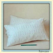 COJINES LINO BLANCO CON MINI TACHAS (30X50 CMS)  / REF: TEX- 016 / 2 unidades / Arriendo: $ 3.500 / Garantía: $ 12.000 c/u