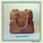 BOLSO DE MANO CUERO CAFÉ / (REF: MAL-010)/ ARRIENDO: $ 8.000 /GARANTIA: $ 35.000 