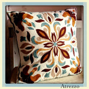 Cojines Bordados turquesa y café / REF: TEX- 050 / 45 X 45 CMS./ 1 unidad / Arriendo: $ 4.000 c/u / Garantía: $ 10.000 c/u