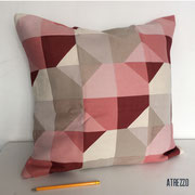 COJIN GEOMETRICO ROSA / MEDIDAS: 50 X 50 CMS /STOCK: 2 UNIDADES /  ARRIENDO: $5.000 C/U / GARANTIA: $20.000 C/U