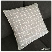 Cojin Cuadros Gris / REF: TEX- 044/ 45 X 45 CMS./ 1 unidad / Arriendo: $ 4.000 / Garantía: $ 12.000 