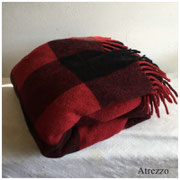 Manta lanilla rojo y negro / Arriendo: $ 6.000 / Garantía: $ 25.000