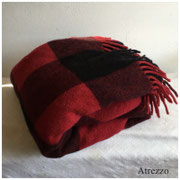 Manta lanilla rojo y negro / Arriendo: $ 6.000 / Garantía: $ 25.000