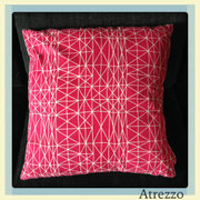 Cojines Geométrico Rojo / REF: TEX- 047 / 45 X 45 CMS./ 2 unidades / Arriendo: $ 4.000 c/u / Garantía: $ 12.000 c/u