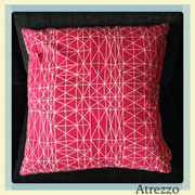 Cojines Geométrico Rojo / REF: TEX- 047 / 45 X 45 CMS./ 2 unidades / Arriendo: $ 4.000 c/u / Garantía: $ 12.000 c/u