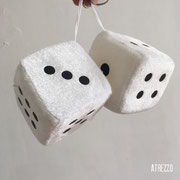 DADOS PELUCHE GRANDES DECO AUTO / 9X9 CMS / ARRIENDO: $6.000 EL PAR / GARANTIA: $15.000 CADA PAR