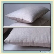 Cojin tela tipo tweed color arena / REF: TEX- 015/ 50 X 30 CMS./ 3 unidades / Arriendo: $ 3.000 c/u / Garantía: $ 10.000 C/U 