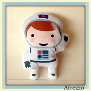 COJIN FIGURA ASTRONAUTA / 1 unidad / Arriendo: $ 4.000  / Garantía: $ 15.000 