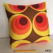 COJIN RETRO CIRCULOS NARANJA / MEDIDAS: 40 X 40 CMS. /STOCK: 1 UNIDAD /  ARRIENDO: $5.000 / GARANTIA: $15.000