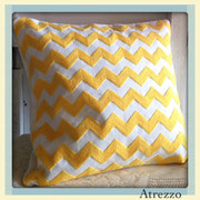 Cojin Bordado amarillo / REF: TEX- 048 / 45 X 45 CMS./ 1 unidad / Arriendo: $ 4.000 c/u / Garantía: $ 12.000 c/u