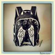 Mochila Negra Alas / REF: MAL-022 / 1 unidad / Arriendo: $ 3.500 / Garantía: $ 15.000 Mochila Negra Alas / REF: MAL-022 / 1 unidad / Arriendo: $ 3.500 / Garantía: $ 15.000 