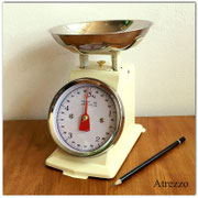 PESA COCINA BEIGE PEQUEÑA / REF: COC-084 / 1 unidad / Arriendo: $ 4.000 / Garantía: $ 15.000
