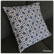 Cojin Mosaico Azul y Blanco / REF: TEX- 045/ 45 X 45 CMS./ 1 unidad / Arriendo: $ 4.000 / Garantía: $ 12.000 