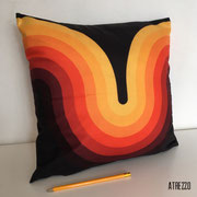 COJIN RETRO LINEAS NARANJA / MEDIDAS: 40 X 40 CMS. /STOCK: 1 UNIDAD /  ARRIENDO: $5.000 / GARANTIA: $15.000