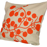 Cojín ramas rojas/ REF: TEX- 010/ 50 X 50 CMS./ 1 unidad / Arriendo: $ 3.500 c/u / Garantia: $ 12.000 c/u